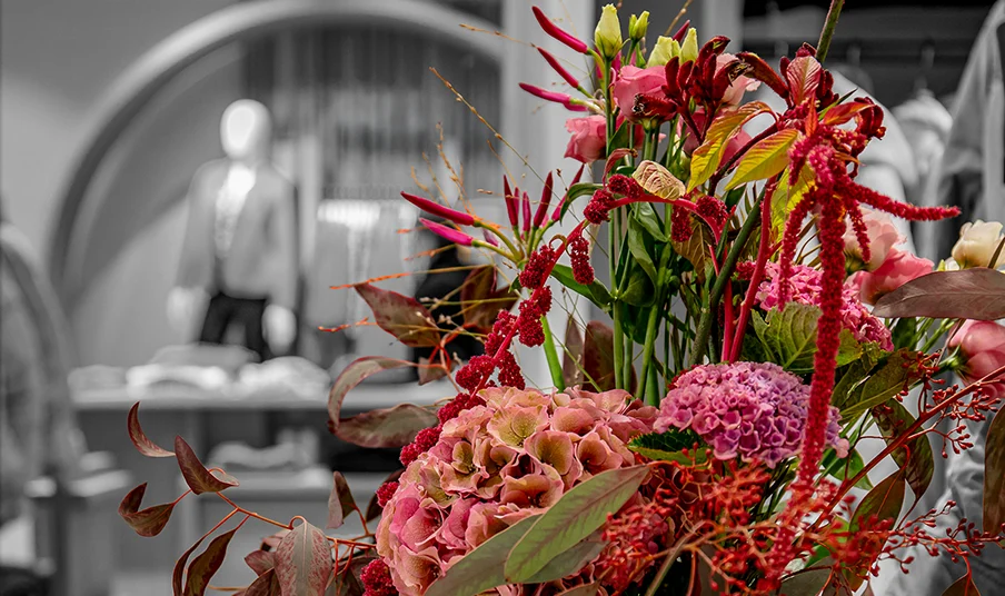 Visual Merchandising zur Neueröffnung - Olsen Hamburg-Bergedorf Blumenstrauß mit Hortensien und Amaranth vor dem Warenaufbau im Olsen-Store, Neueröffnung Hamburg-Bergedorf