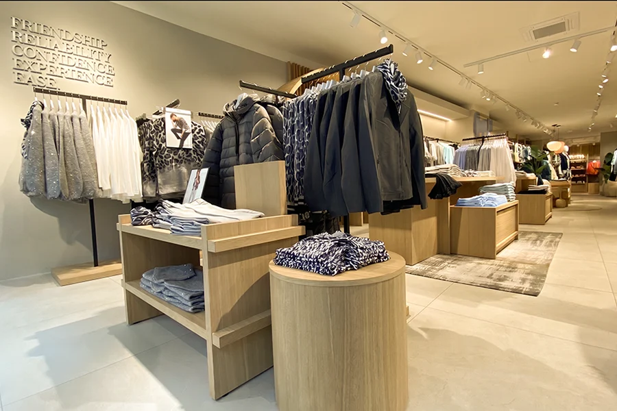 Innenraumpräsentation im Olsen-Store Oldenburg mit Warentischen und Kleiderstangen